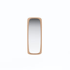 Miroir Sixty's Chêne naturel accroché à la verticale sur un mur blanc
