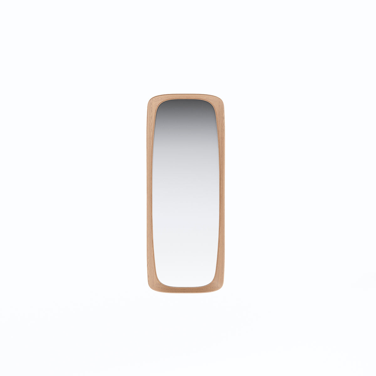Miroir Sixty's Chêne naturel accroché à la verticale sur un mur blanc