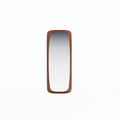 Miroir Sixty's Noyer foncé accroché à la verticale sur un mur blanc