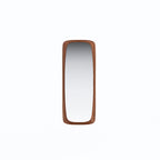 Miroir Sixty's Noyer foncé accroché à la verticale sur un mur blanc