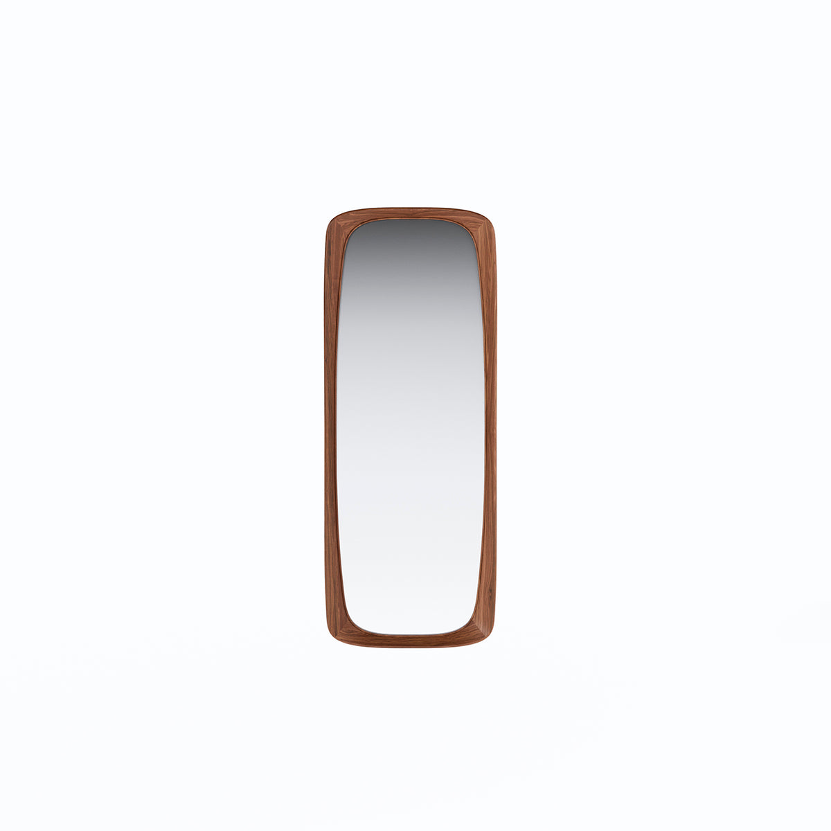 Miroir Sixty's Noyer foncé accroché à la verticale sur un mur blanc
