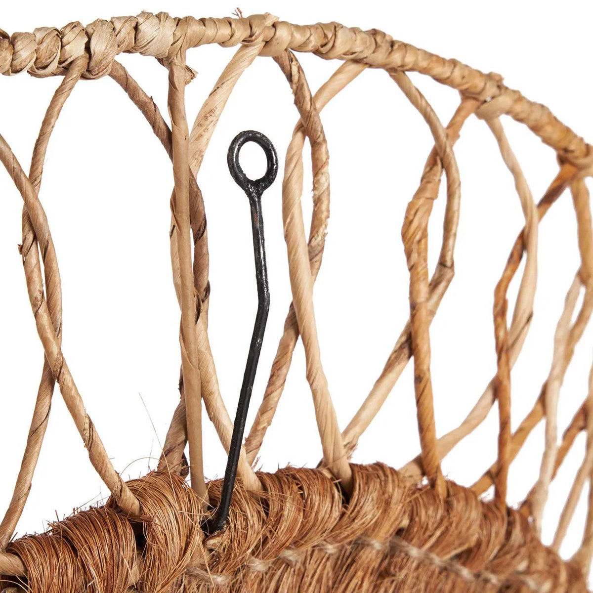 Crochet métallique noir à œillet intégré en haut du cadre du miroir Montezuma