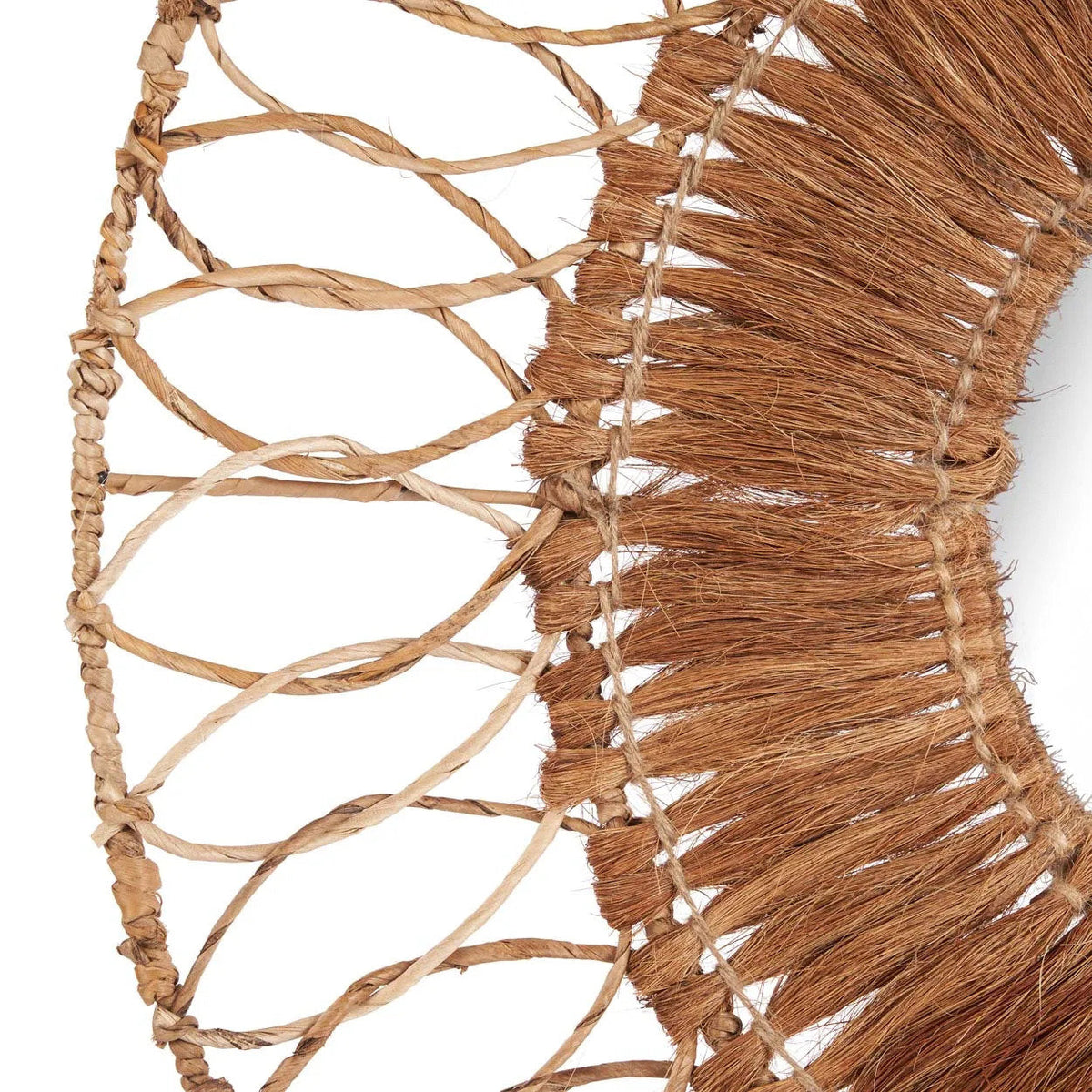 Détail des mèches de fibre de coco tenues par un point de ficelle et des boucles en feuille de bananier torsadée