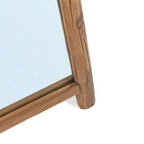 Détail d'un pied du miroir Fabulook et de la traverse basse en teck