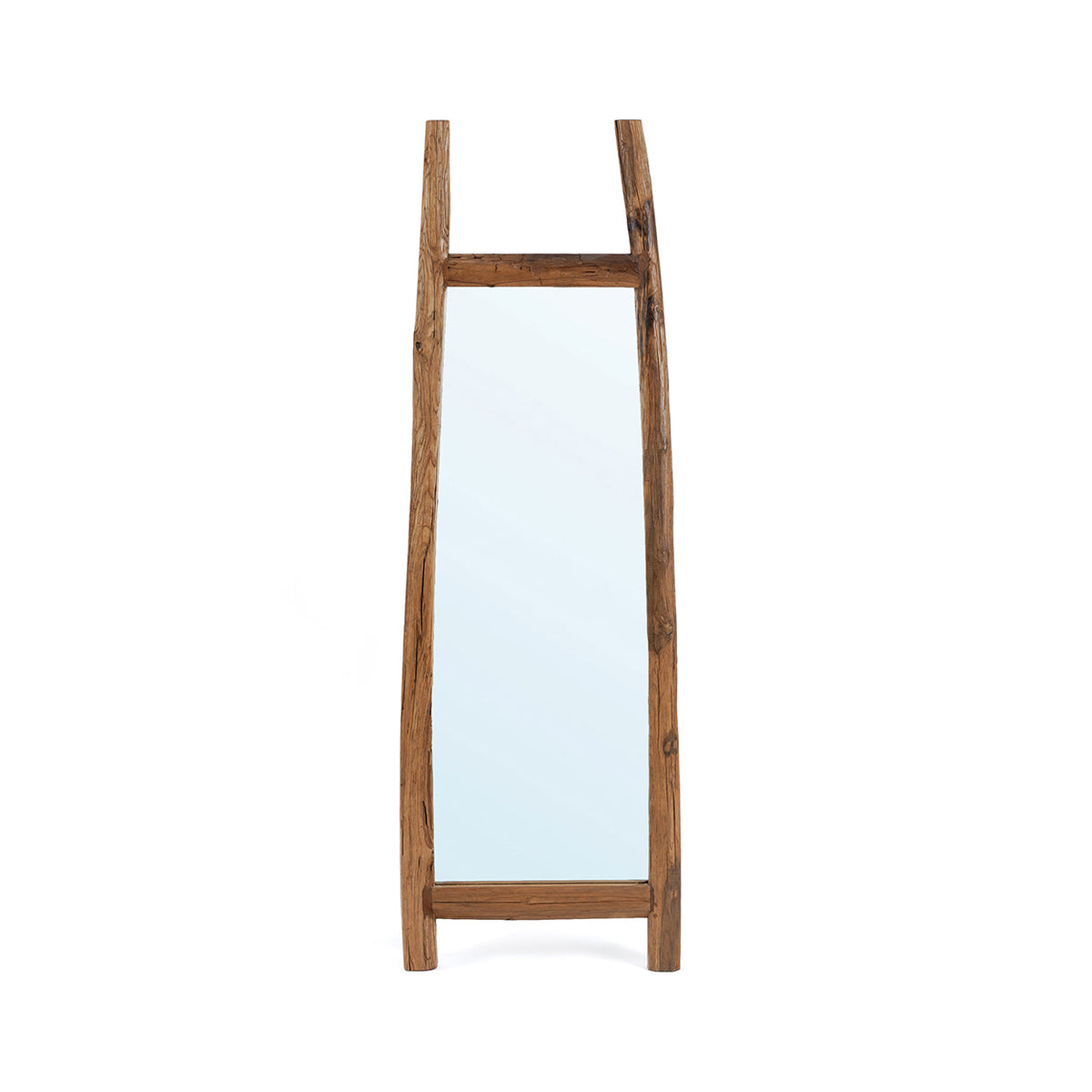 Miroir sur pied Fabulook en teck recyclé naturel vu de face montants bruts dépassant au-dessus de la glace
