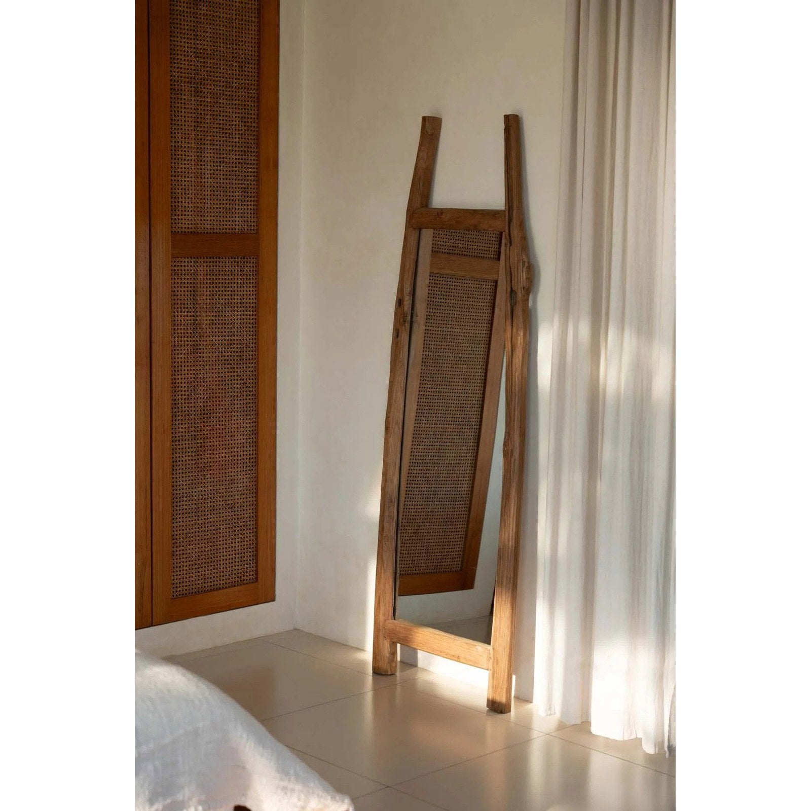 Miroir sur pied Fabulook en teck recyclé, vue 4