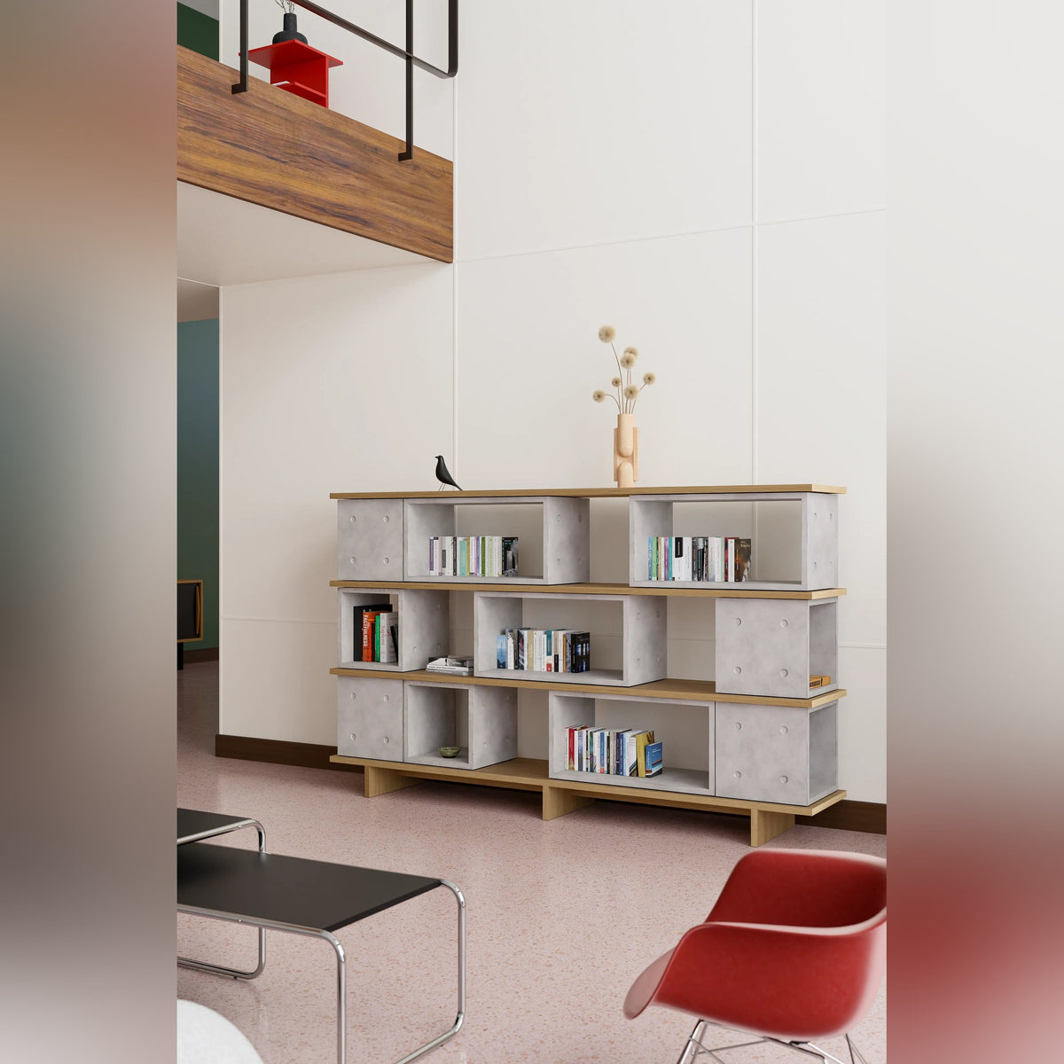 Bibliothèque composée de modules Dice en béton et d'étagères plaquées chêne garnie de livres