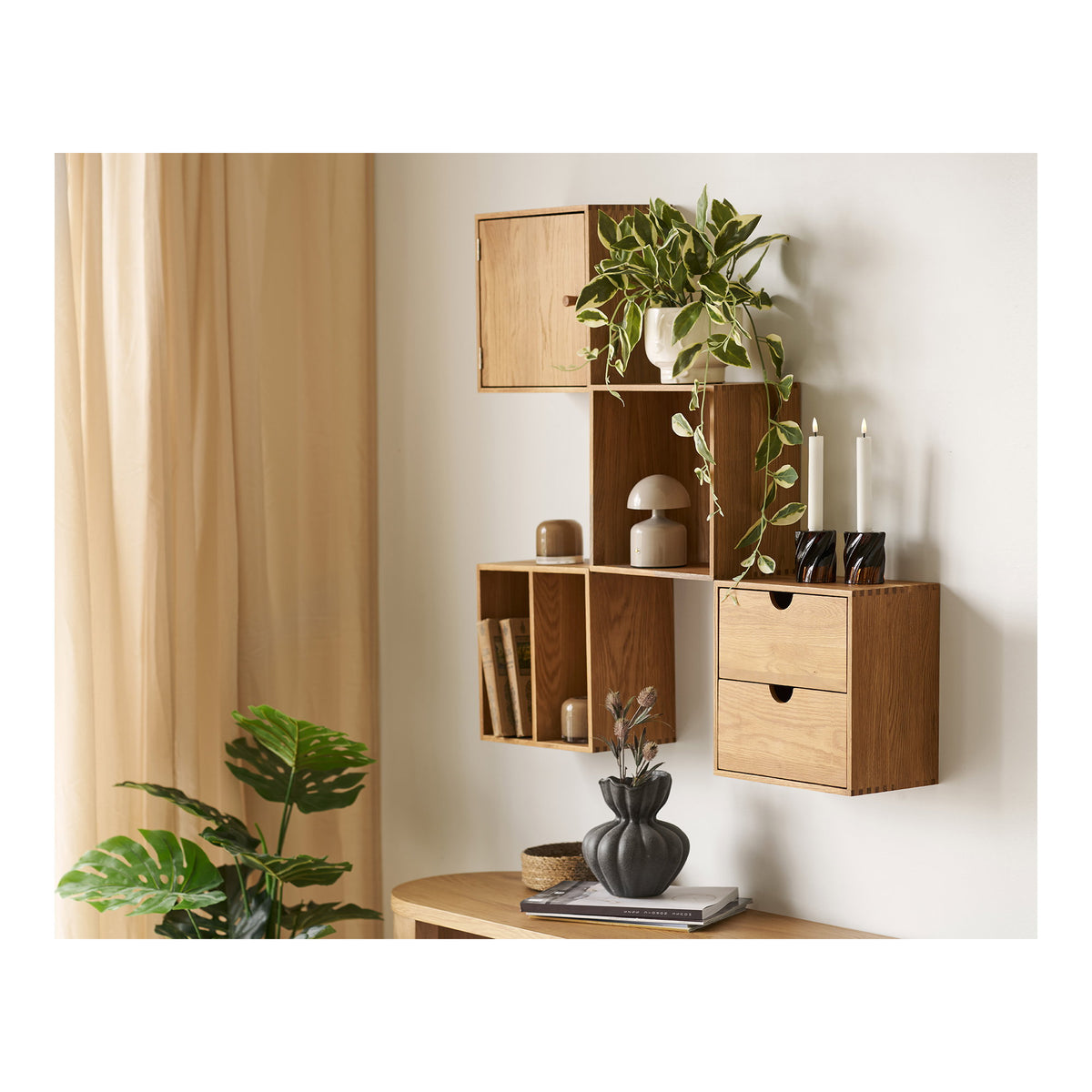 Composition de quatre modules Townsville chêne naturel dont le cube à porte au-dessus d'une console en bois