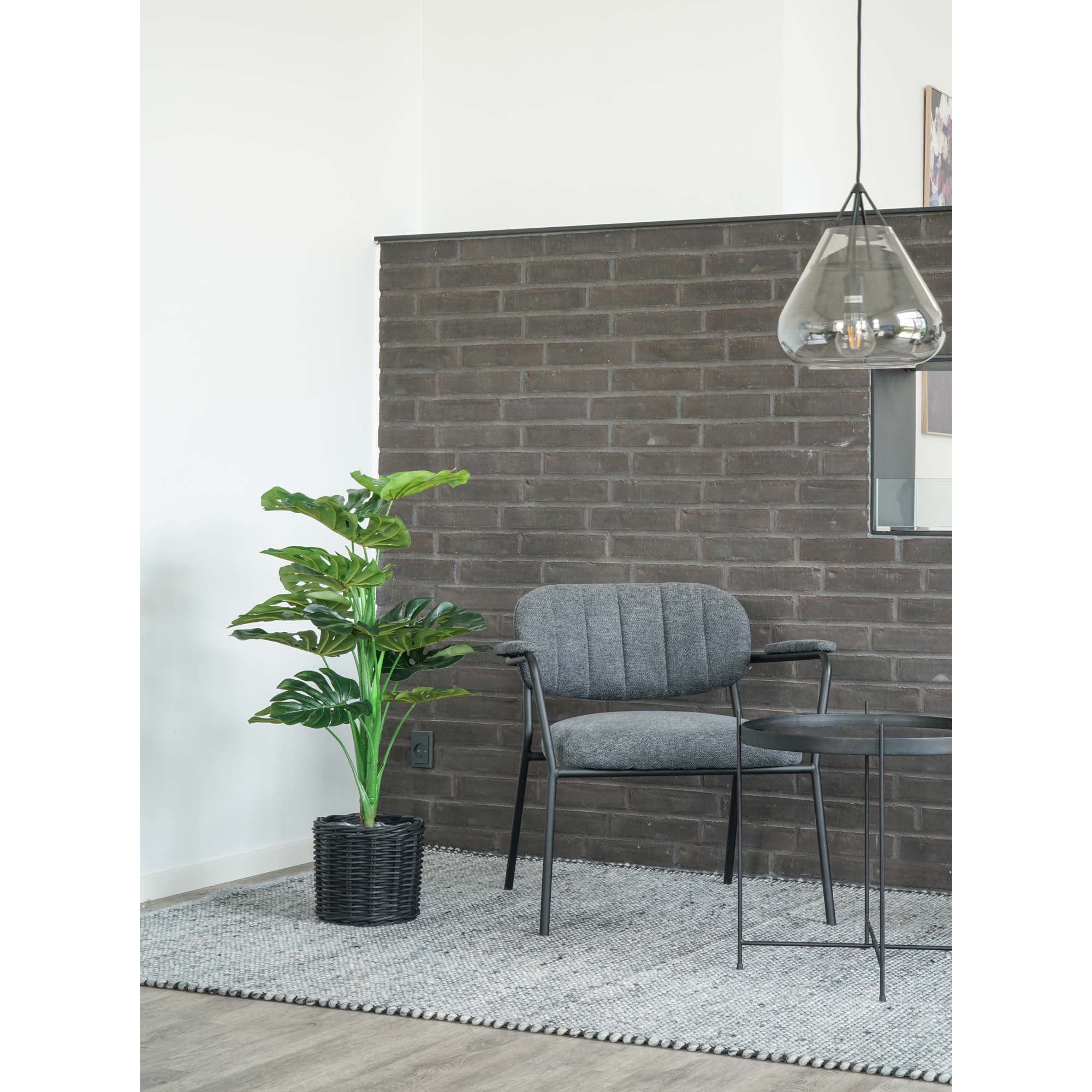 Grande Monstera artificielle dans cache-pot rotin noir décoration salon style industriel