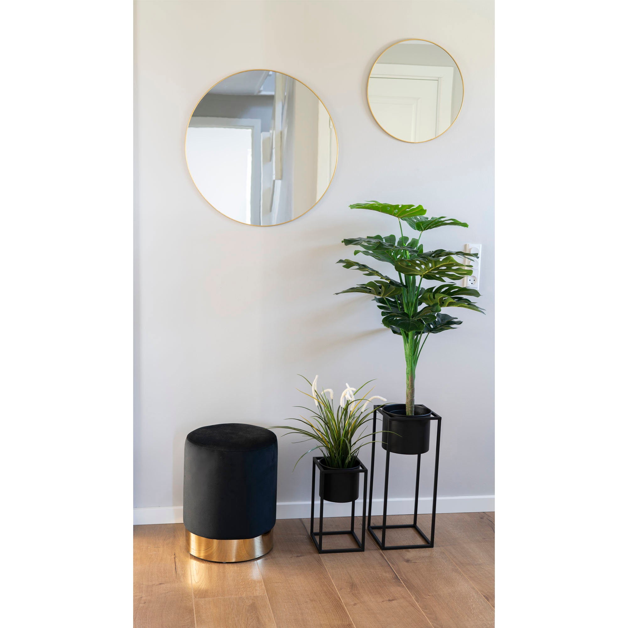 Monstera artificielle dans cache-pot noir sur porte-plante métal décoration entrée contemporaine
