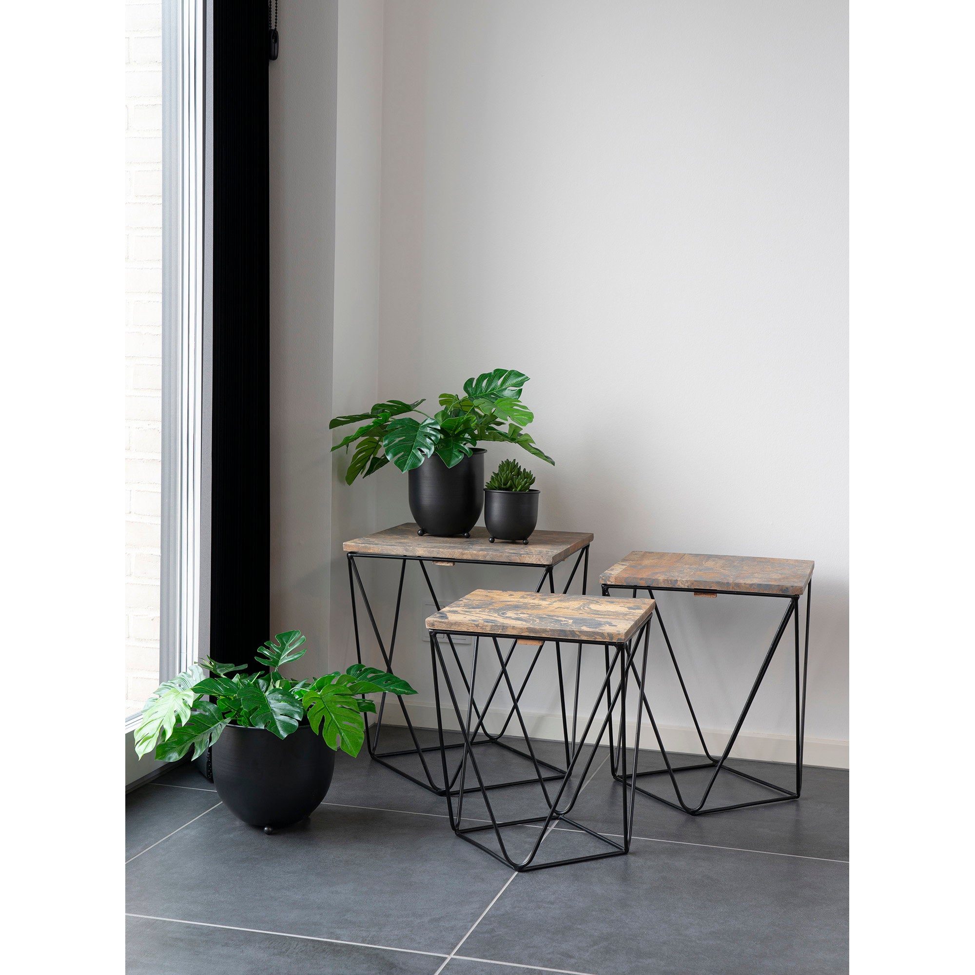 Plante artificielle Monstera pot noir sol tables gigognes décoration contemporaine