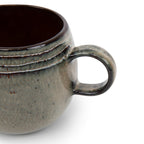 Détail du bord du mug Comporta avec son liseré clair cristallisé et son émail brun brillant