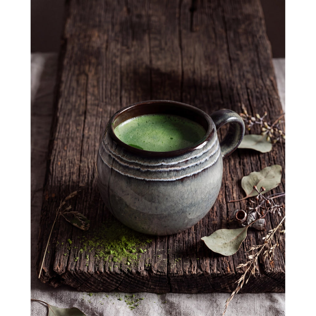Mug boule en grès vert de gris et brun 11 cm en situation