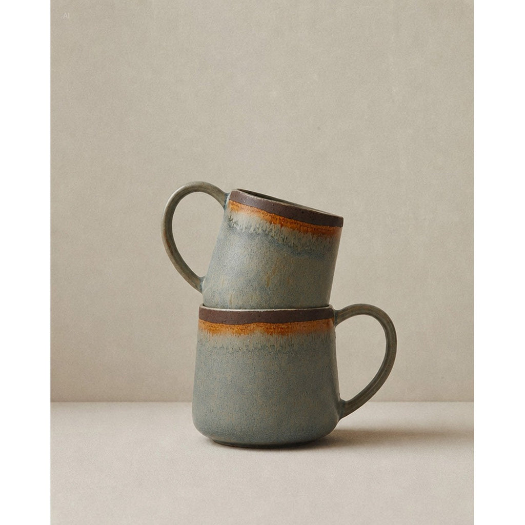 Mug évasé en grès vert de gris et ambre 9 cm en situation