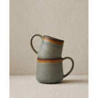 Mug évasé en grès vert de gris et ambre 9 cm en situation
