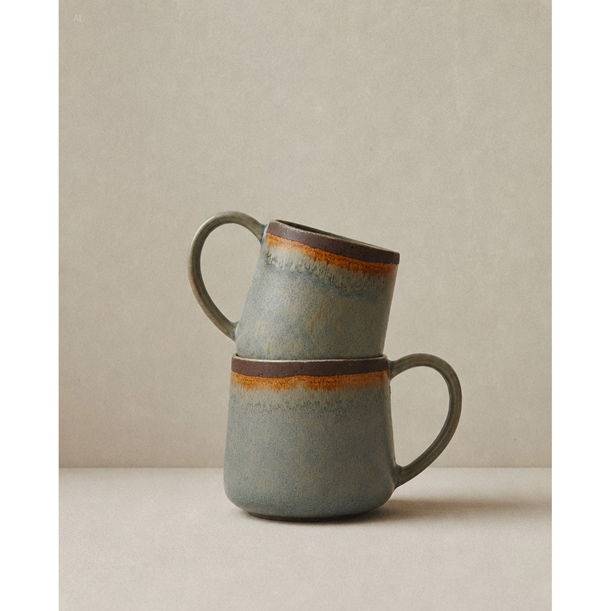 Mug évasé en grès vert de gris et ambre 9 cm en situation