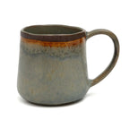 Mug évasé en grès vert de gris et ambre 9 cm
