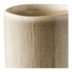 Détail de la glaçure réactive beige sable et des rainures verticales du mug Viola