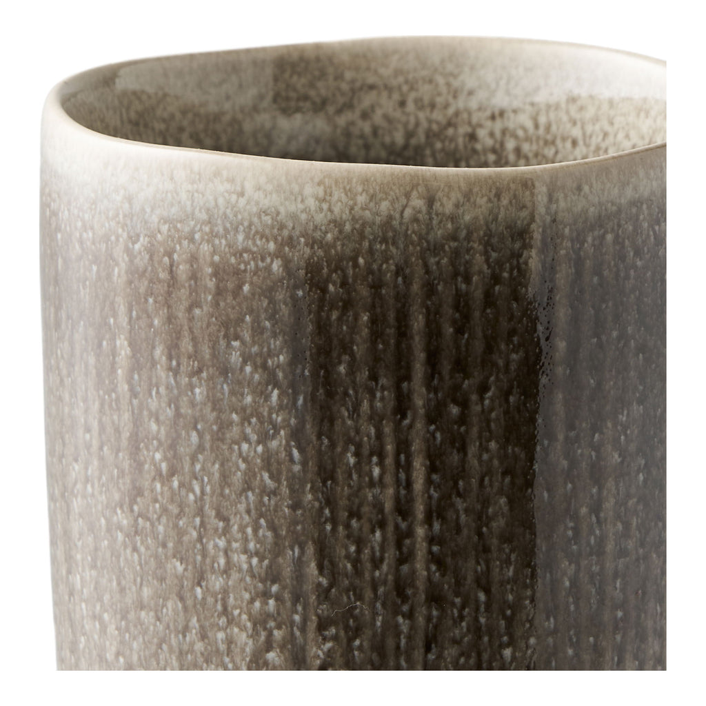Détail glaçure réactive gris brun mug Viola grès rainures verticales mouchetures ivoire