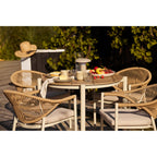 Mug Viola grès beige sur une table en teck en terrasse pour un brunch estival