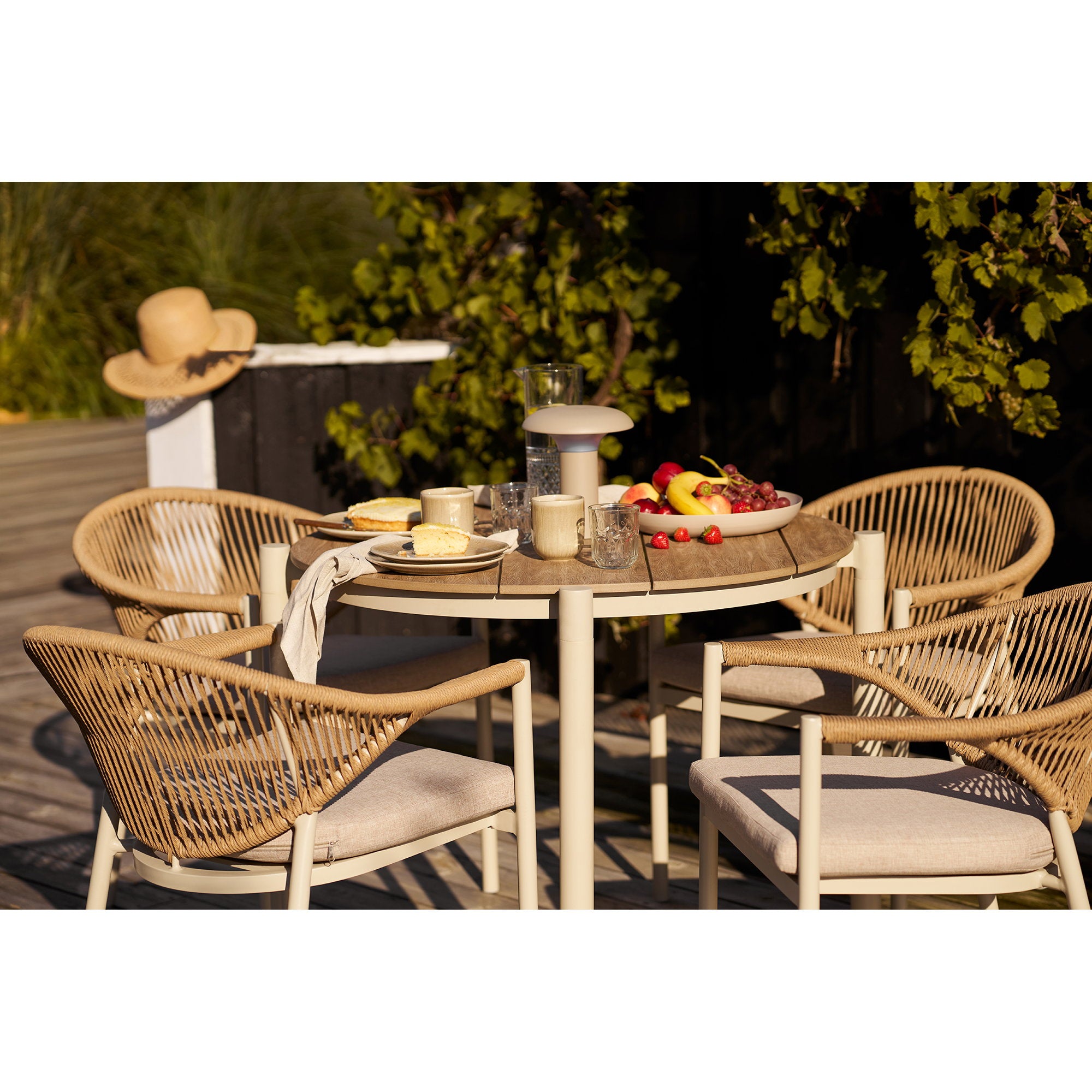 Mug Viola grès beige table teck terrasse repas brunch estival chaises rotin ambiance