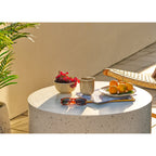 Mug Viola grès côtelé beige sur une table en terrazzo avec oranges et bol en grès