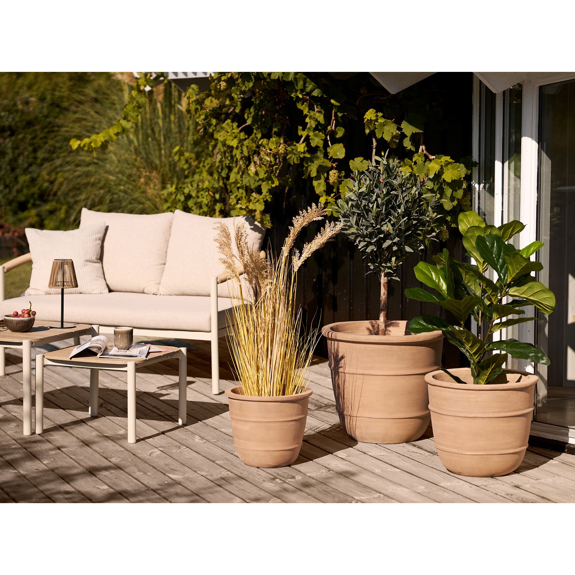 Mug Viola grès gris table basse teck terrasse canapé blanc pots terracotta ambiance