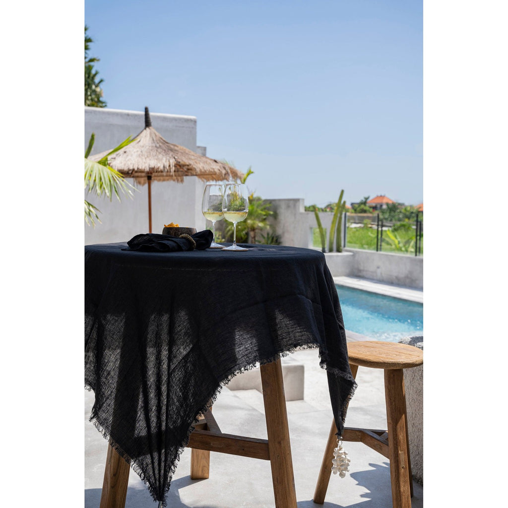 Nappe en lin lavé noir 150x200 cm en situation