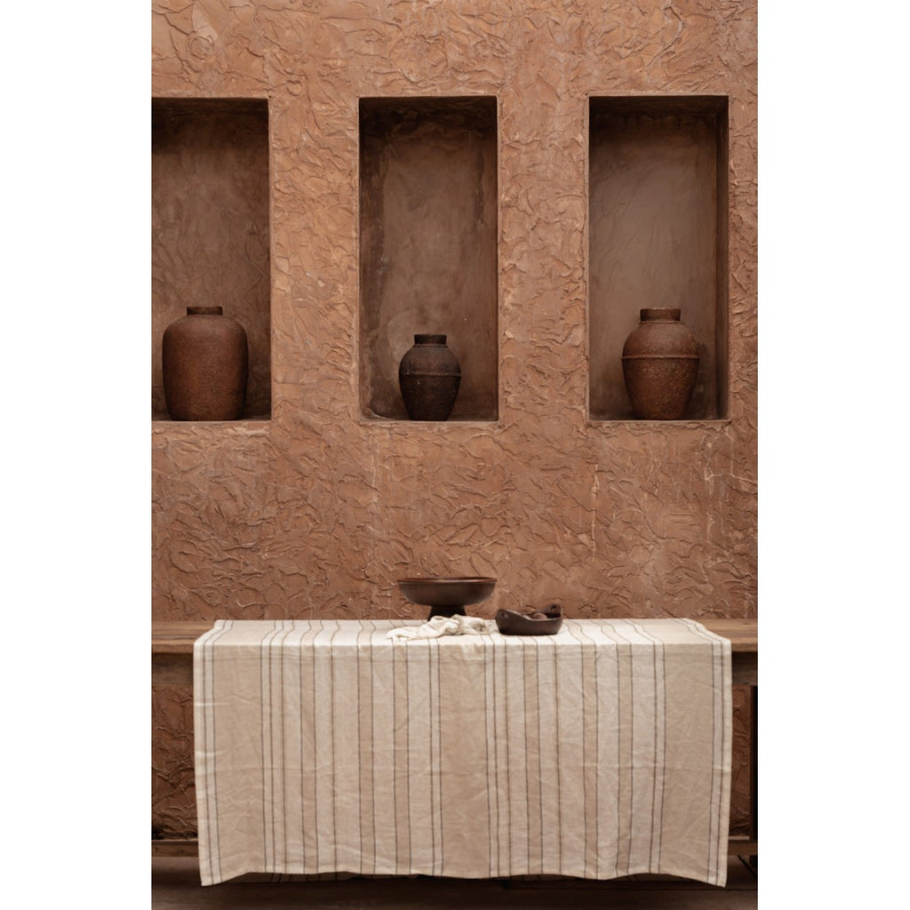 Nappe Provence en lin à rayures noires 150x300 cm en situation