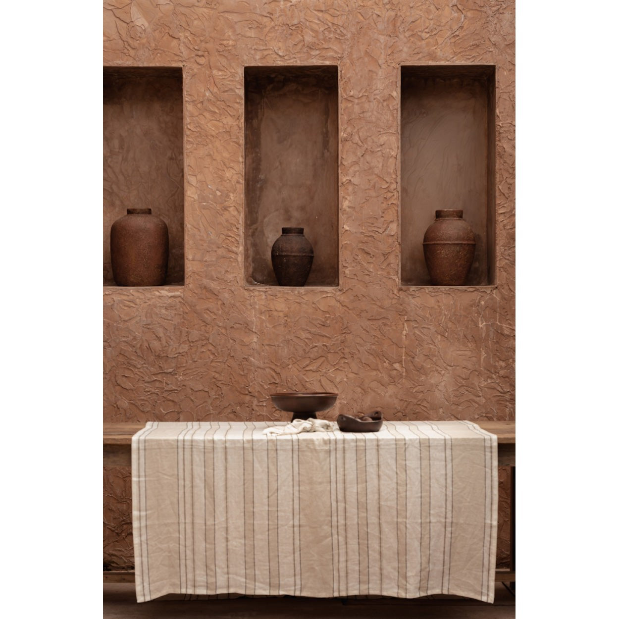 Nappe Provence en lin à rayures noires 150x300 cm en situation
