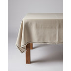 Nappe Tuscany en lin naturel à surpiqûre noire 150x250 cm en situation