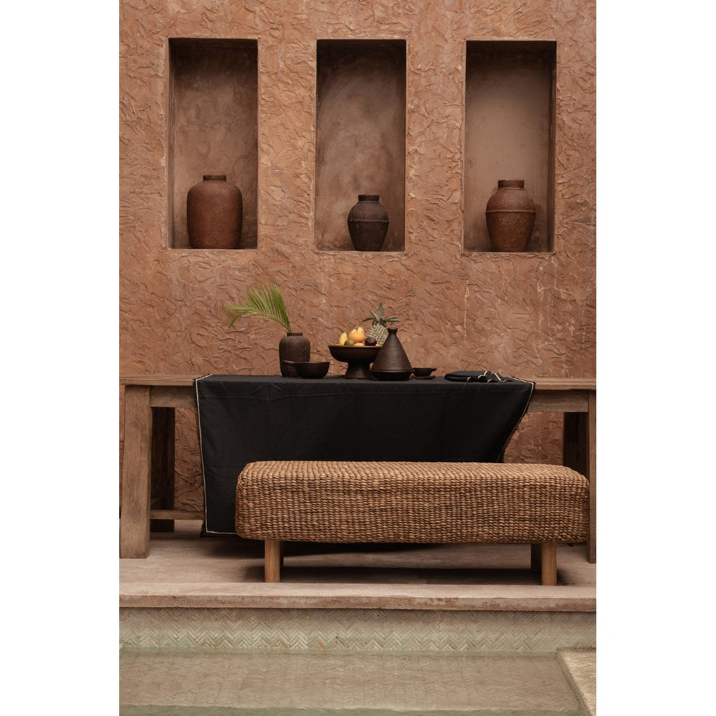 Nappe Tuscany en lin noir à surpiqûre écrue 150x250 cm en situation