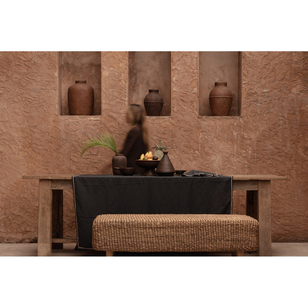 Nappe Tuscany en lin noir à surpiqûre écrue 150x300 cm en situation