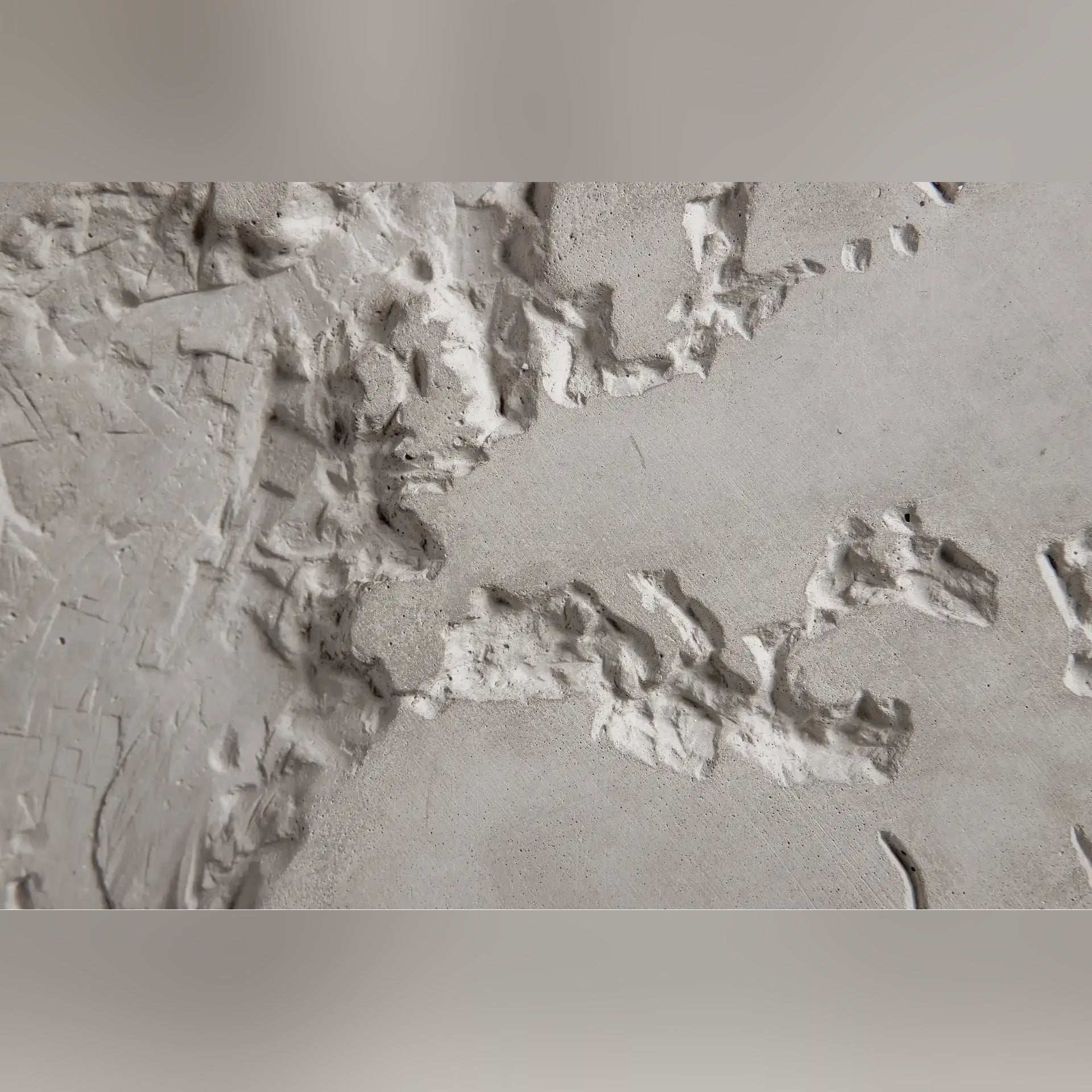 Œuvre murale en béton The Gray Planet vue 2