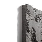 Angle de l'œuvre murale The Gray Planet avec la tranche du panneau en béton et le relief sculpté
