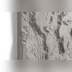 Bord gauche de l'œuvre murale The Gray Planet et ses océans sculptés à l'outil