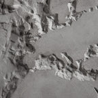 Détail du relief sculpté dans le béton de l'œuvre murale The Gray Planet