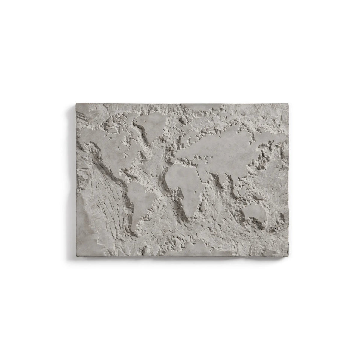 Œuvre murale The Gray Planet carte du monde sculptée en relief dans un panneau de béton gris naturel sur fond blanc
