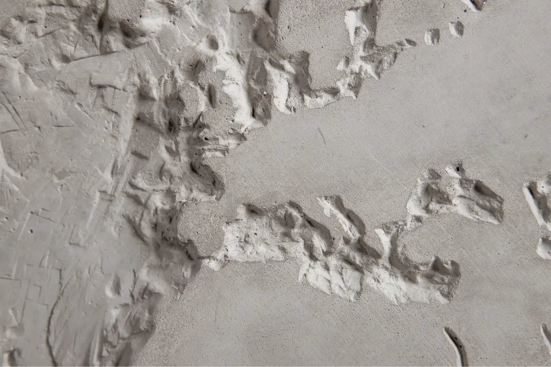 Œuvre murale en béton The Gray Planet vue 2