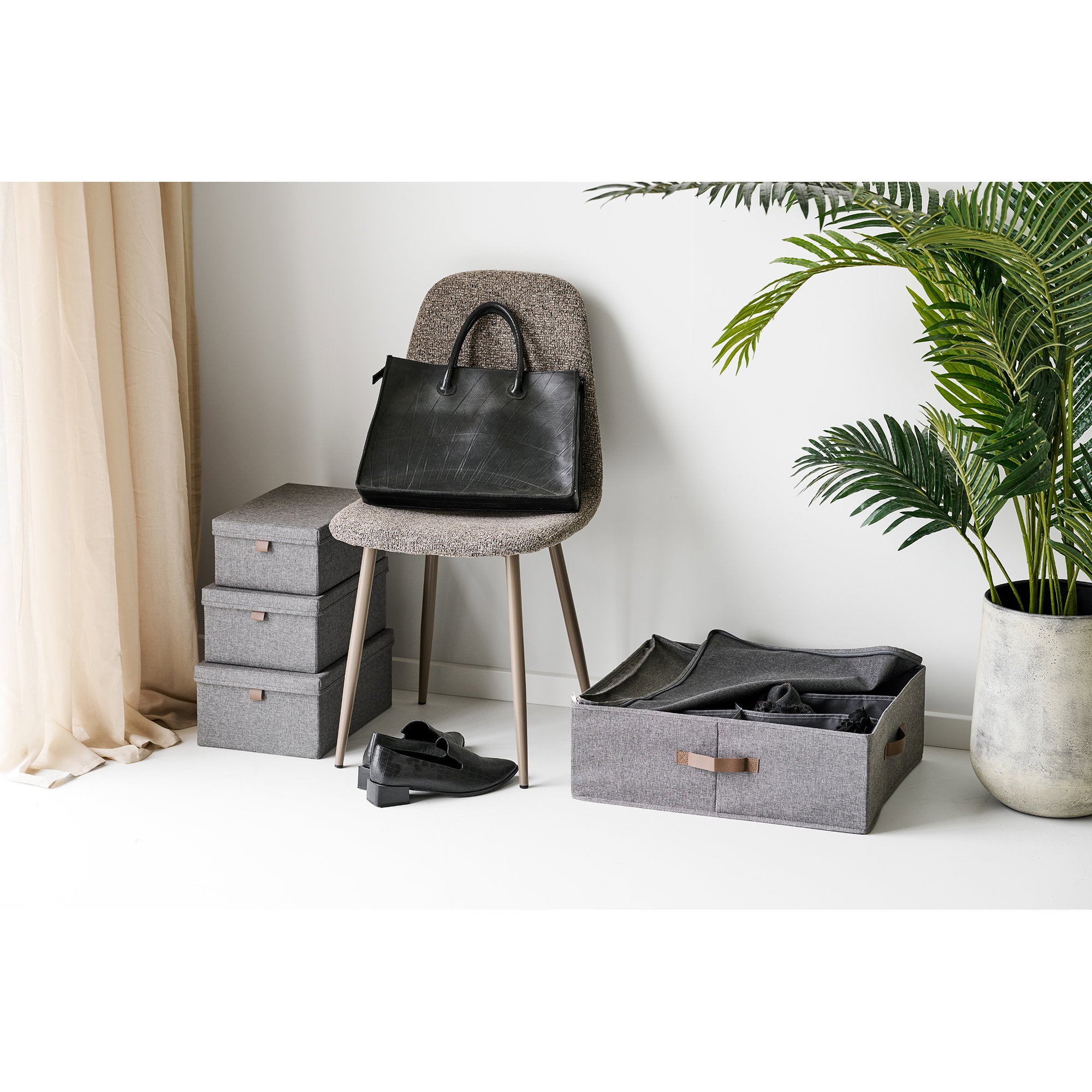 Organiseur Noto gris foncé dressing chaise bouclette sac cuir noir plante verte ambiance