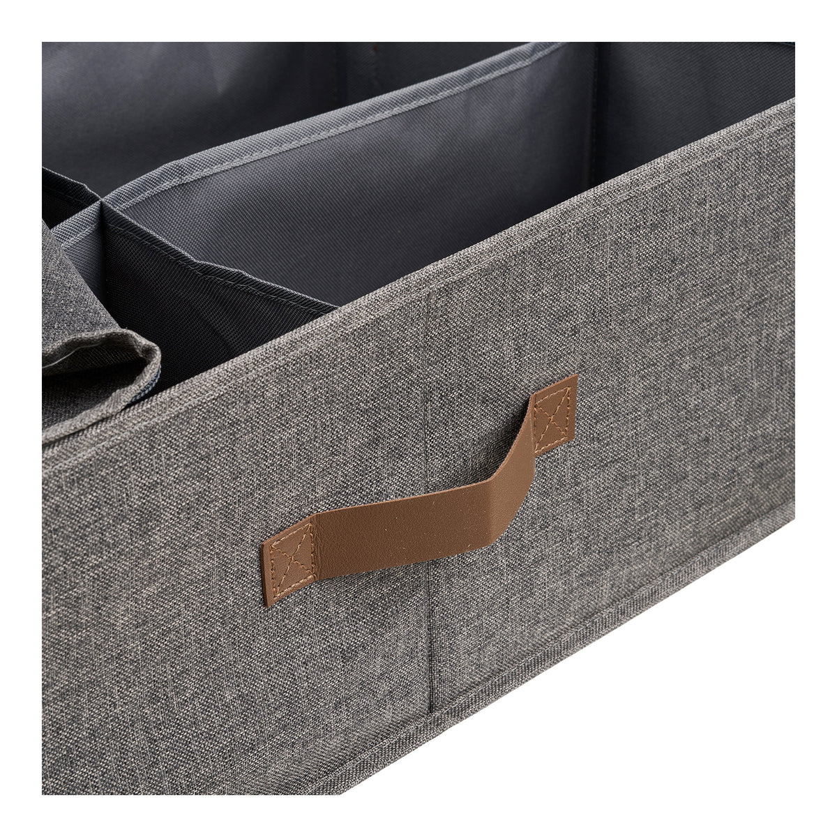 Détail de la poignée en simili cuir caramel cousue en croix sur le textile chiné gris foncé