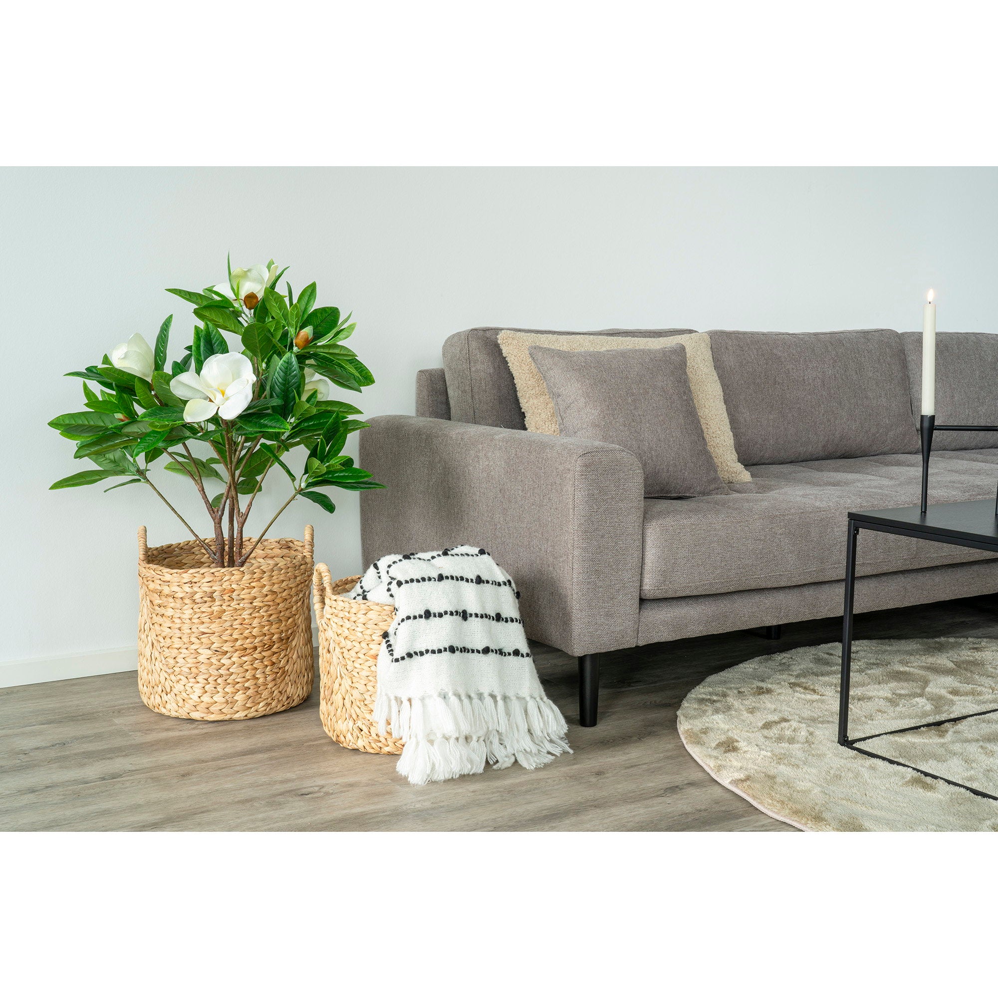 Duo paniers Passo jacinthe eau naturelle en situation salon cache-pot plaid décoration bohème