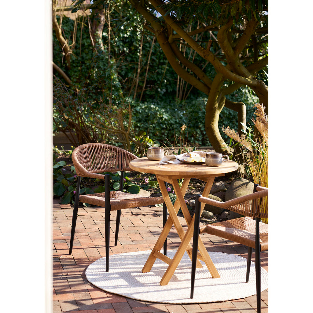 Table pliante teck naturel ronde terrasse pavés fauteuils corde beige jardin verdoyant