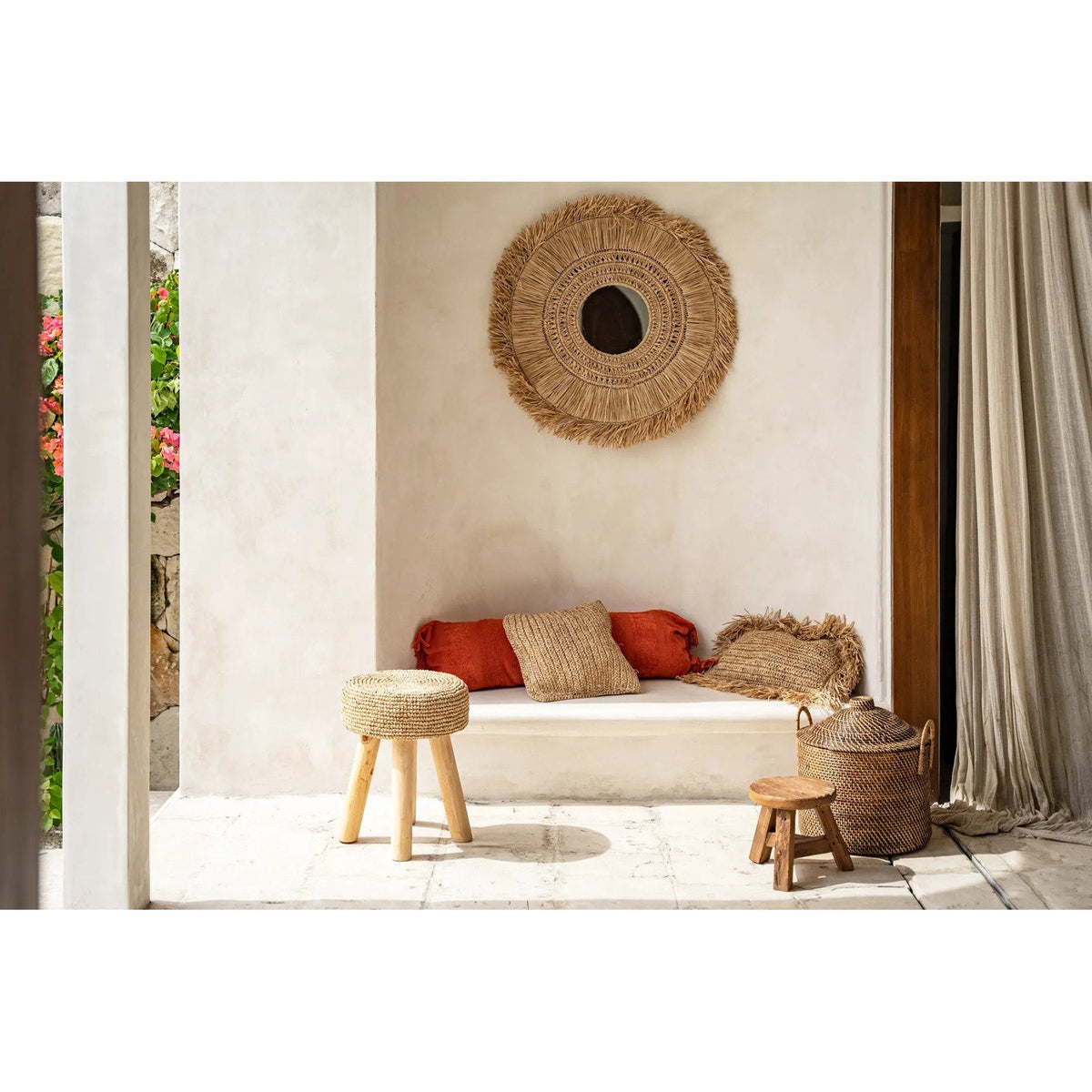 Coin banquette avec miroir en raphia coussins tabourets et panier Colonial en rotin