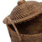 Détail du couvercle entrouvert et d'une anse du panier Colonial en rotin tressé