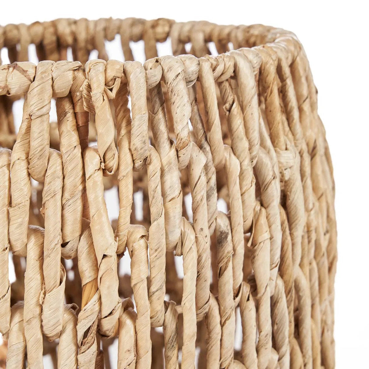 Détail des brins de feuille de bananier torsadés du panier Louh Louh