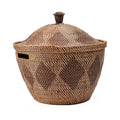 Panier de rangement Crown en rotin brun naturel à motifs deux tons avec couvercle bombé et pommeau en forme de couronne sur fond blanc