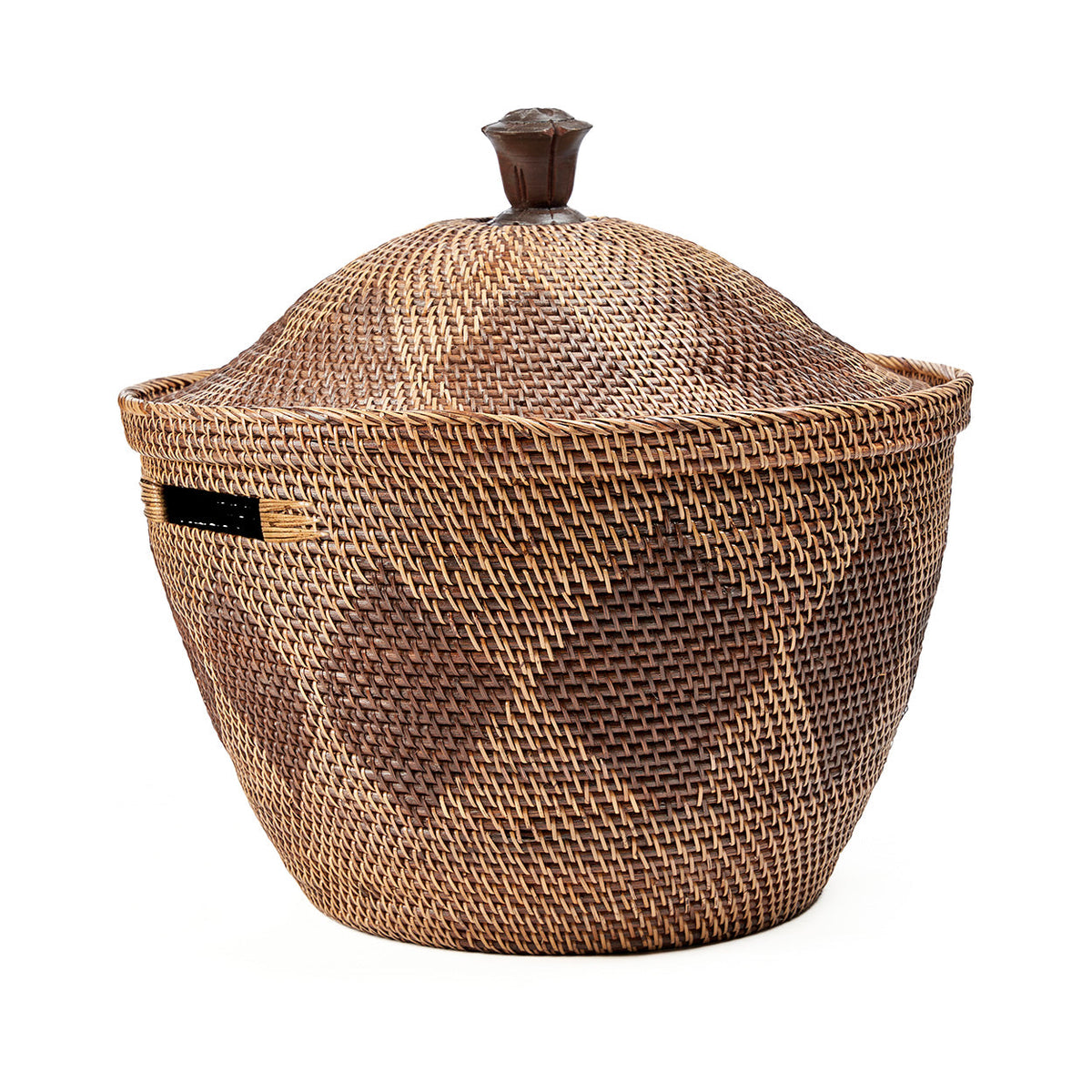 Panier de rangement Crown en rotin brun naturel à motifs deux tons avec couvercle bombé et pommeau en forme de couronne sur fond blanc