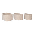 Les trois paniers de rangement Cadima en coton tressé beige alignés du plus grand au plus petit sur fond blanc