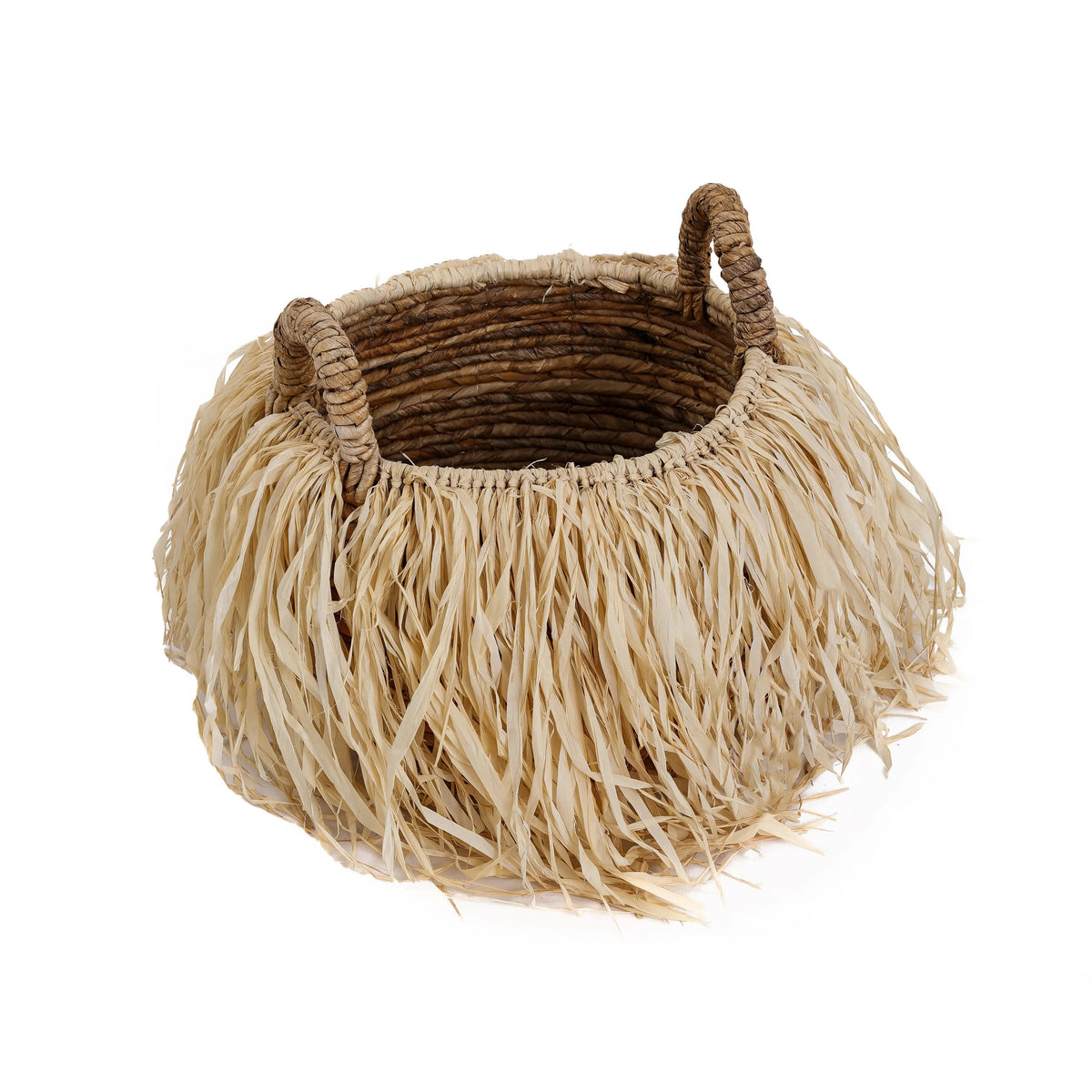Panier Raffia vu de trois quarts avec son intérieur en feuille de bananier enroulée